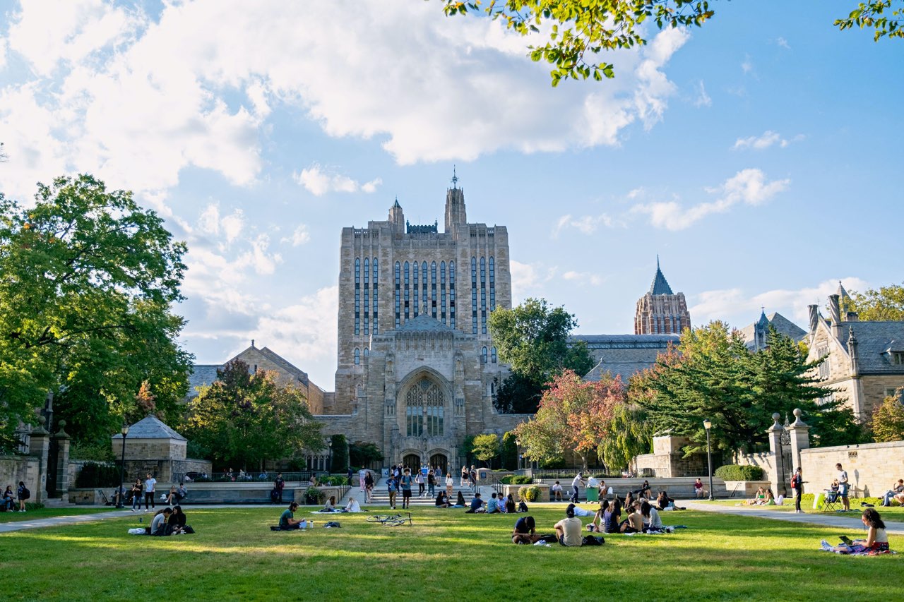 Live view from a student guide walking Yale